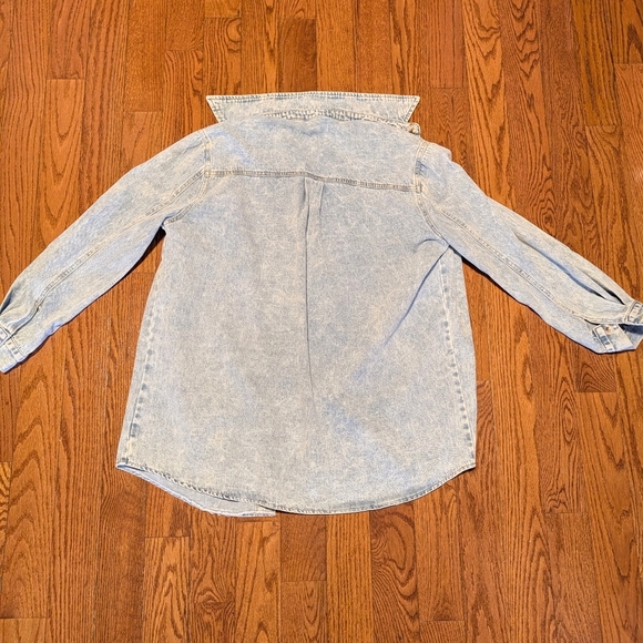 SHEIN Light Wash Loose Fit Denim Button-Down Shirt - Picture 5 of 7